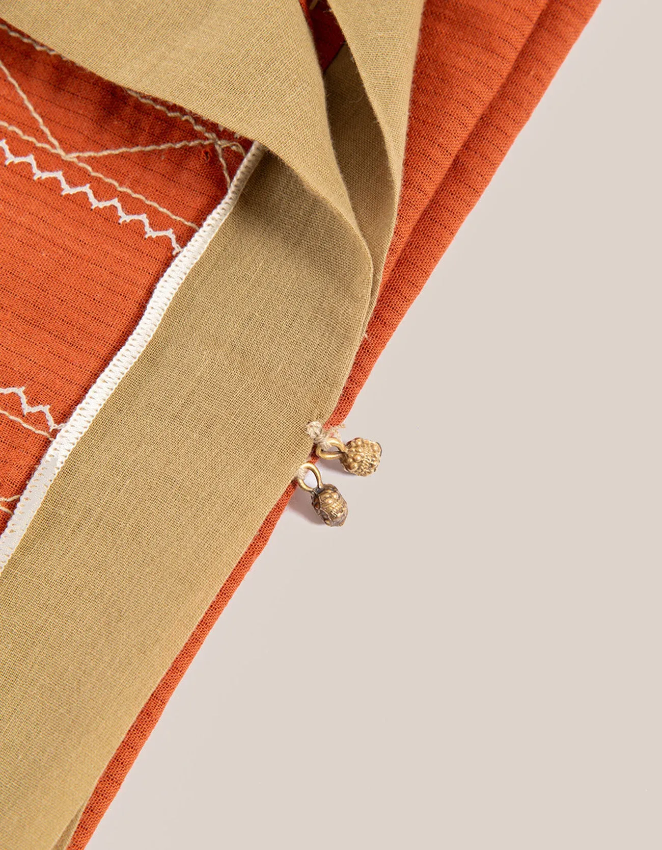 Scarf in cotton with contrast color trim around