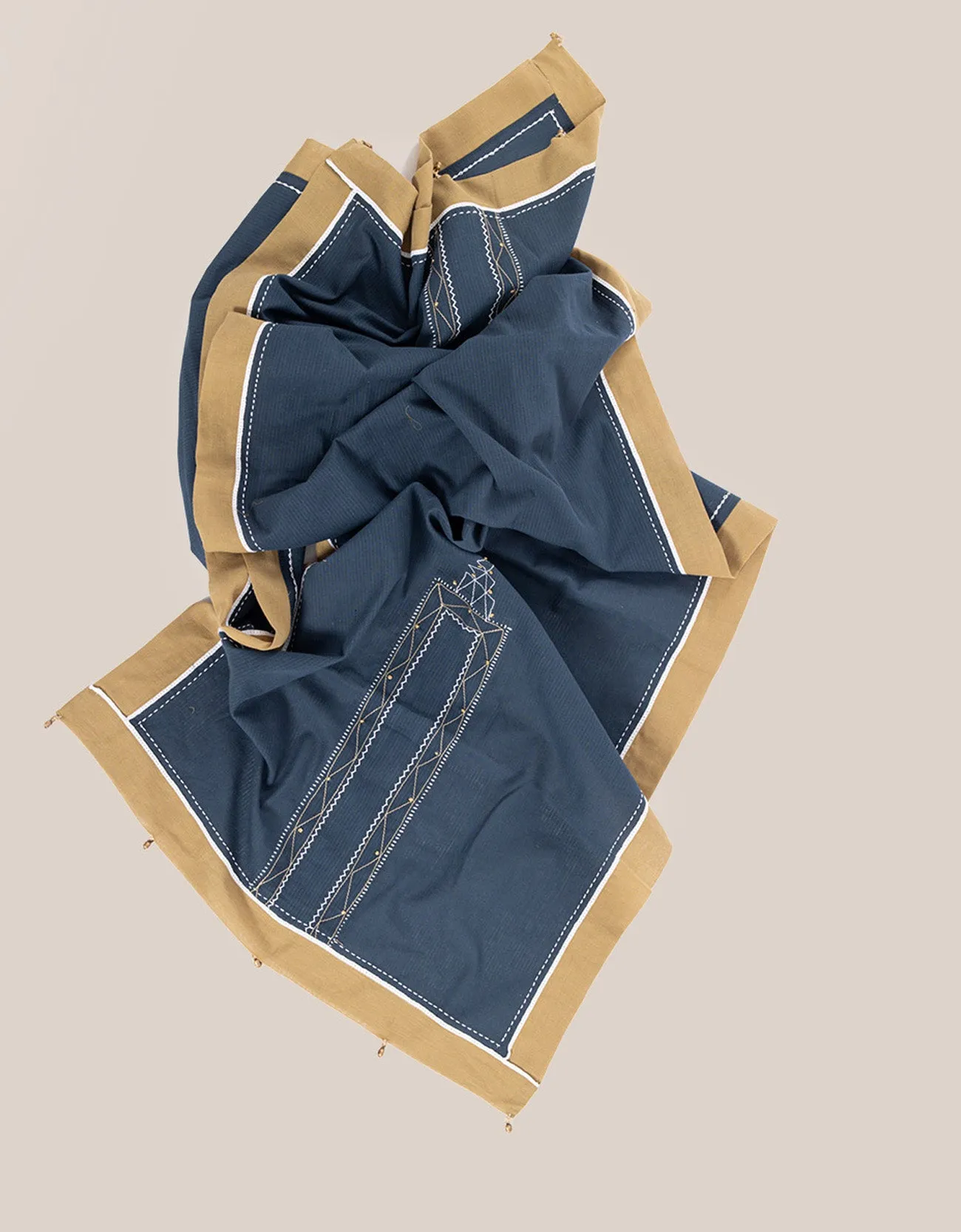 Scarf in cotton with contrast color trim around