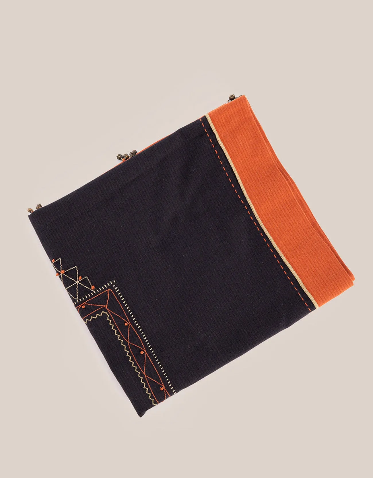 Scarf in cotton with contrast color trim around