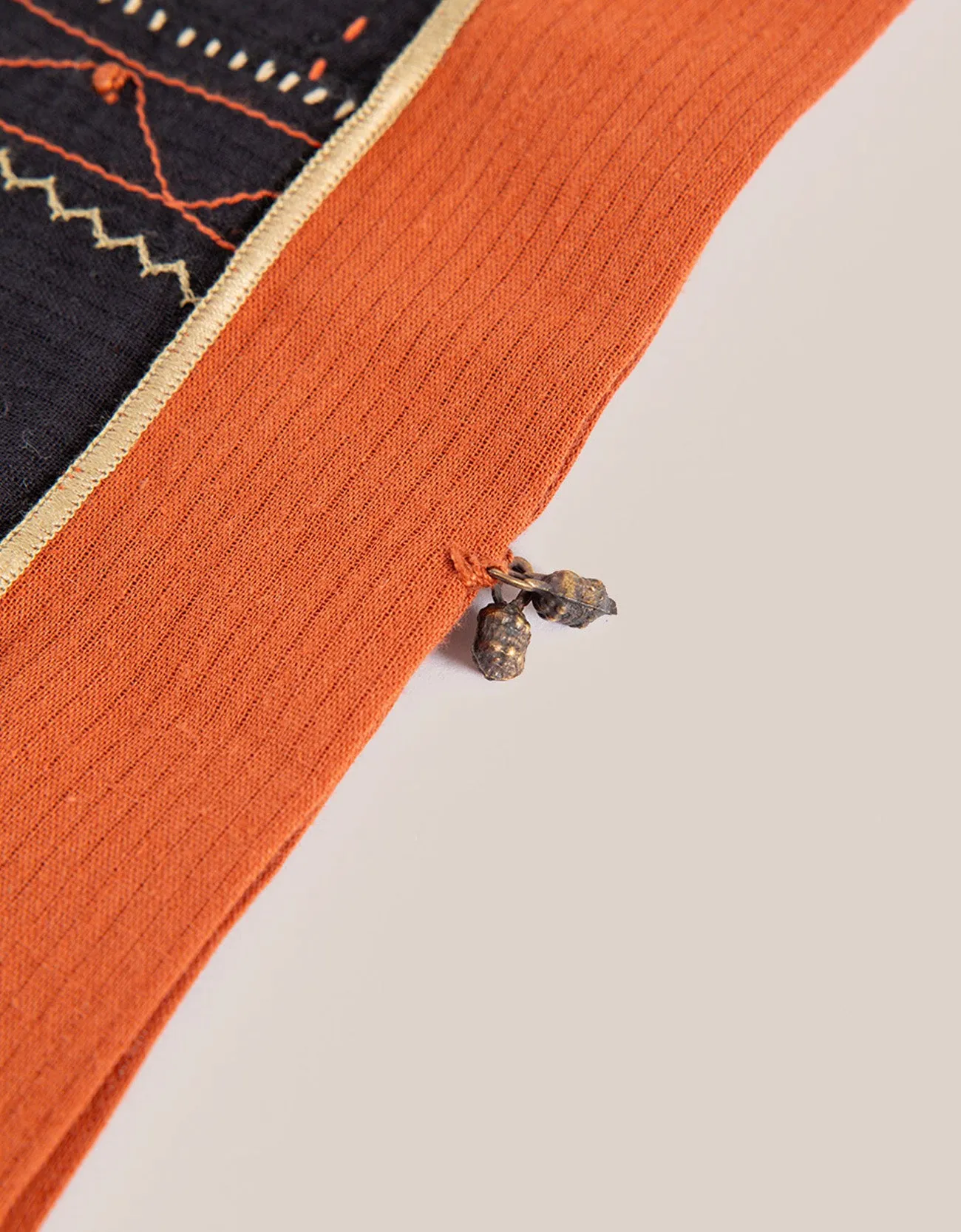Scarf in cotton with contrast color trim around