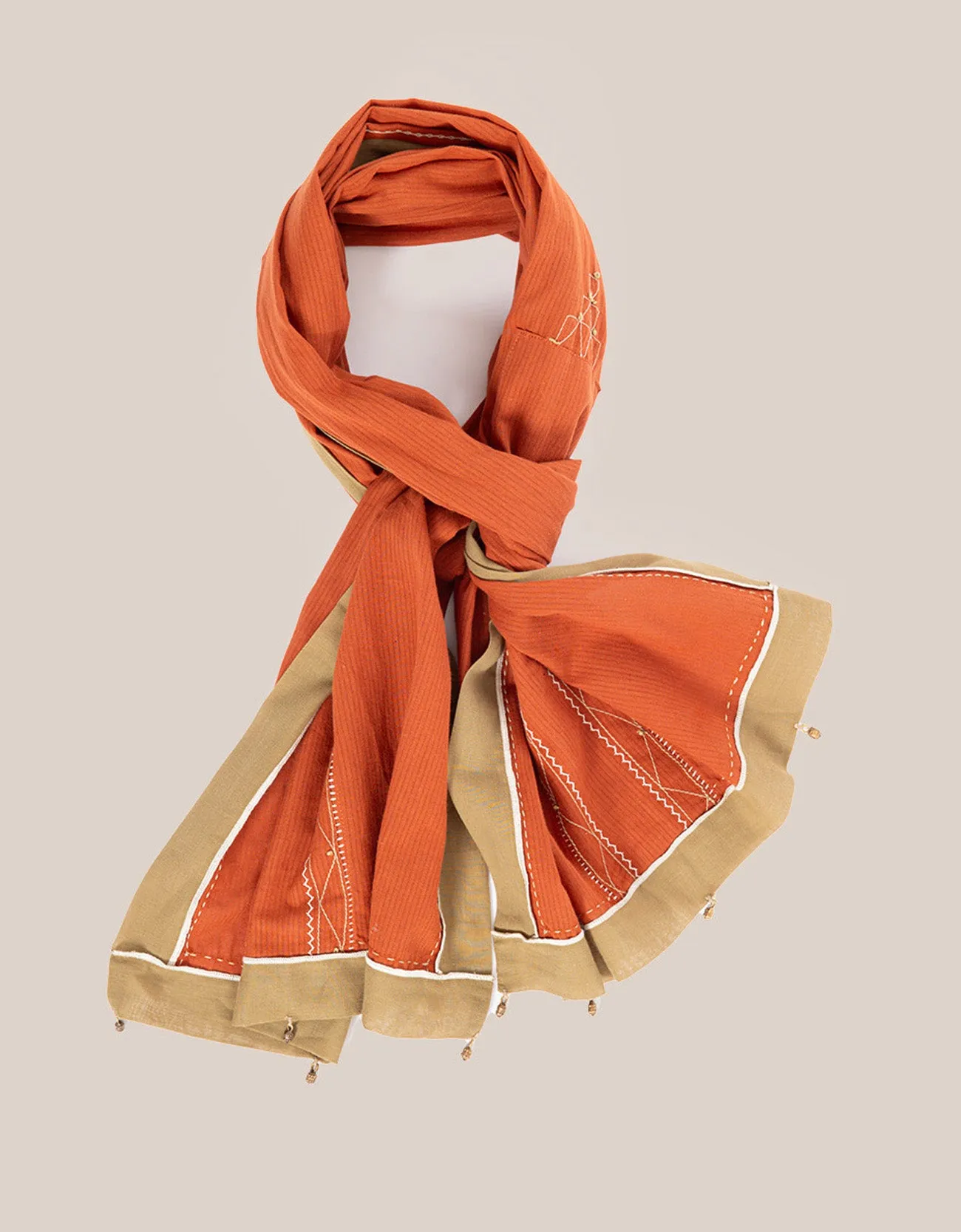Scarf in cotton with contrast color trim around