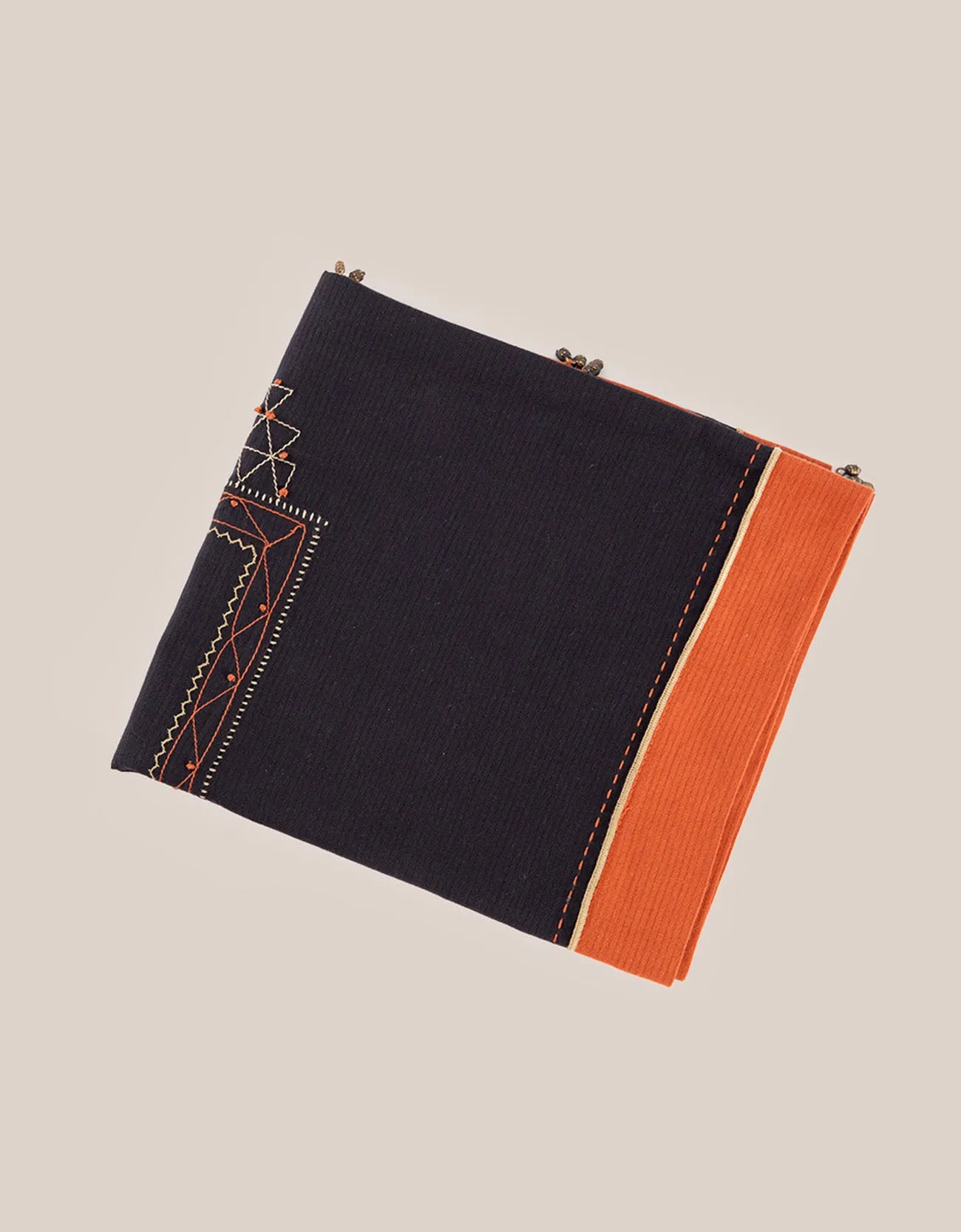 Scarf in cotton with contrast color trim around