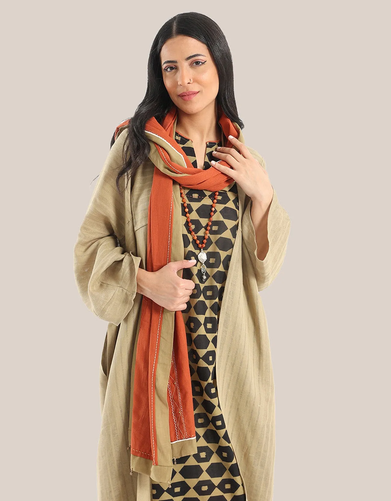 Scarf in cotton with contrast color trim around