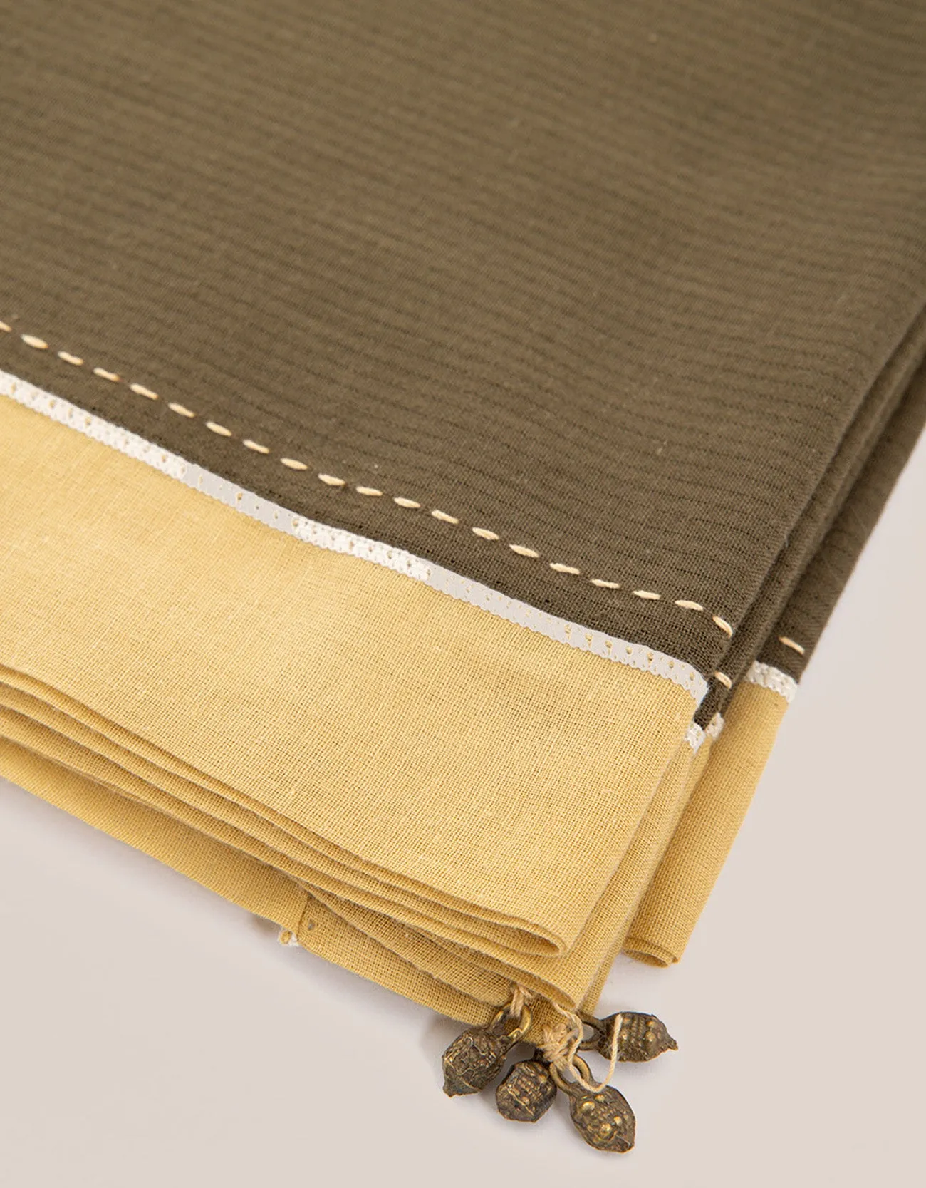 Scarf in cotton with contrast color trim around
