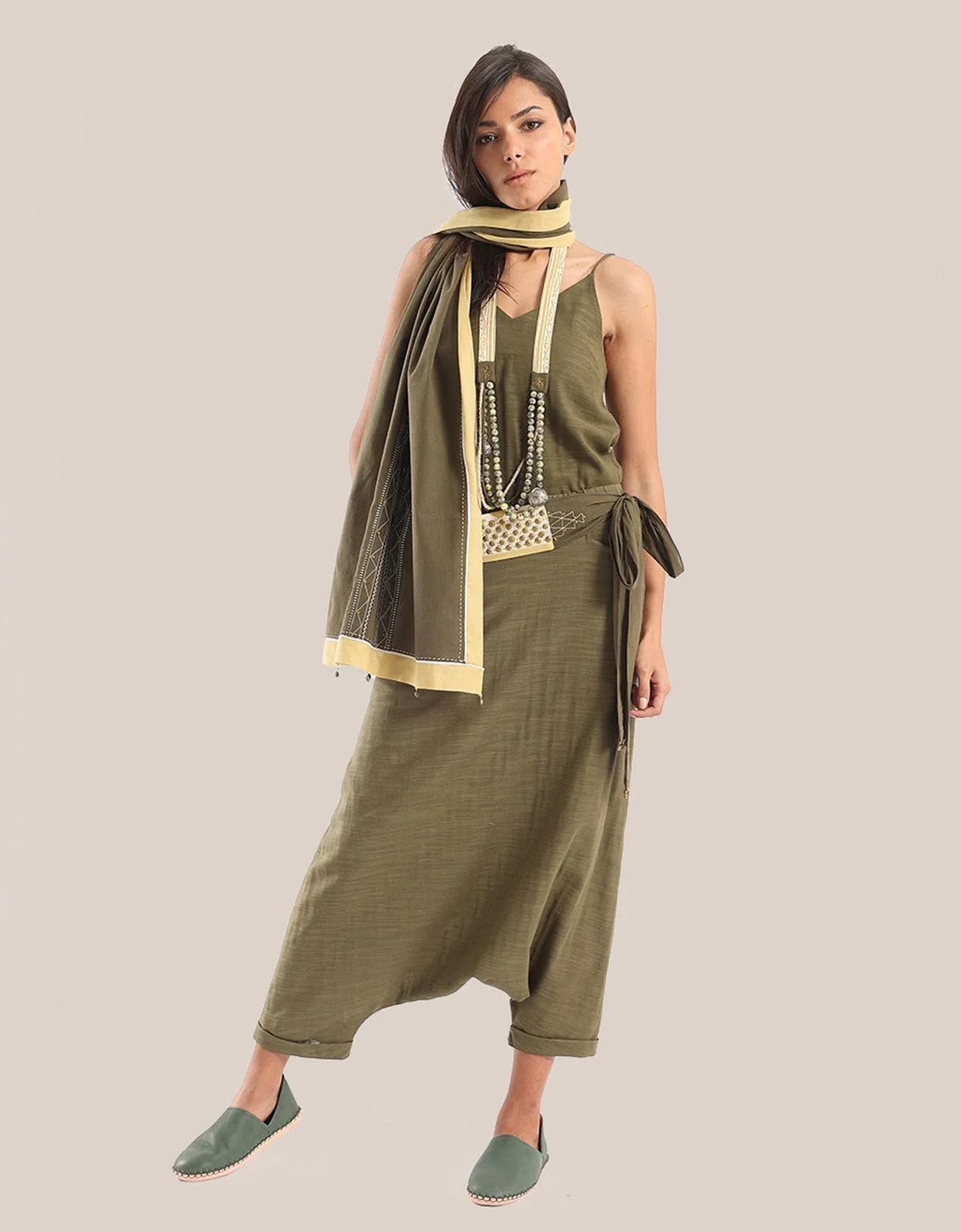 Scarf in cotton with contrast color trim around