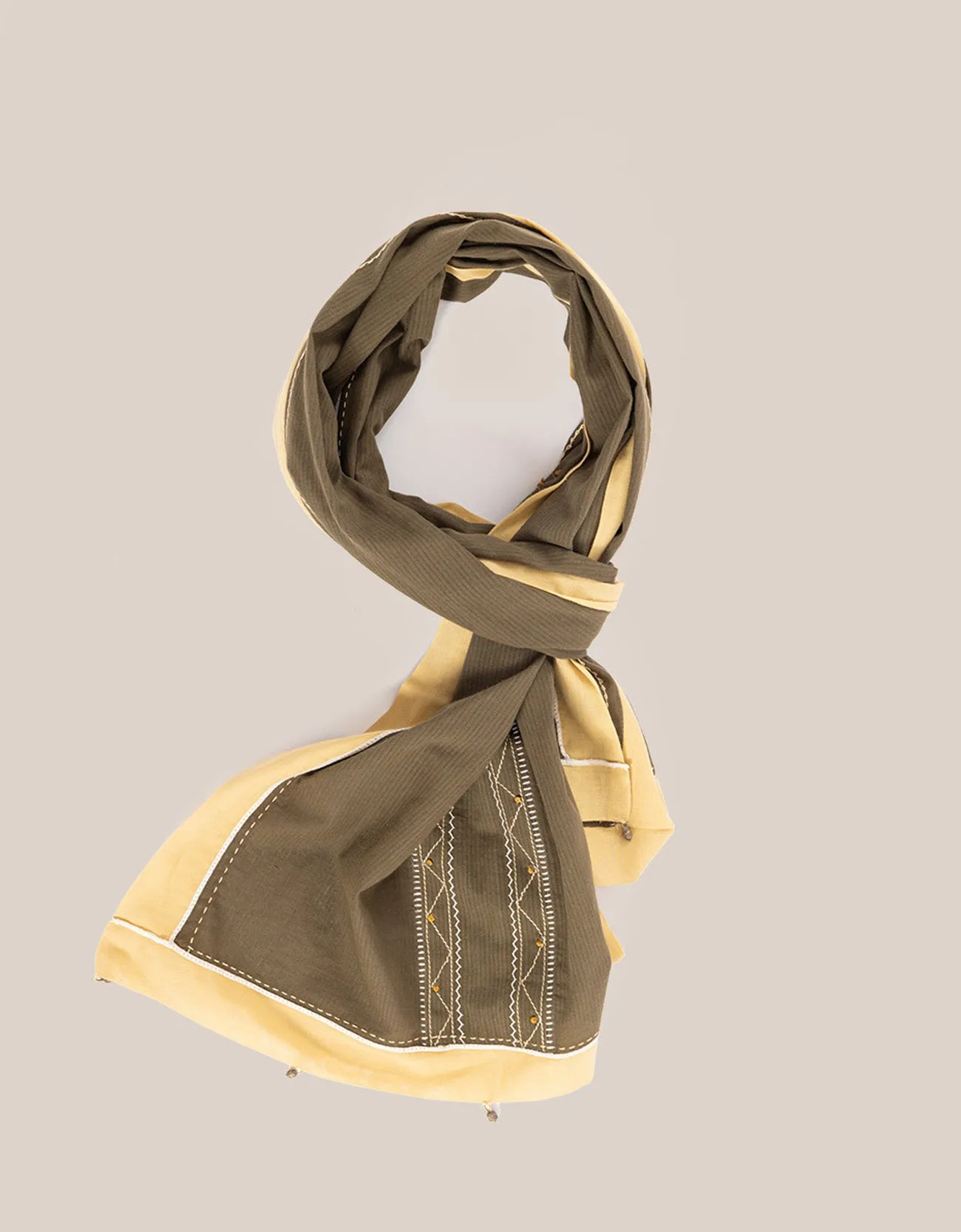 Scarf in cotton with contrast color trim around