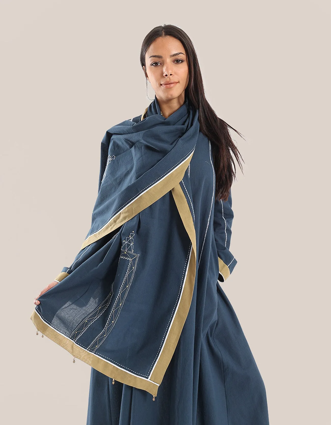 Scarf in cotton with contrast color trim around