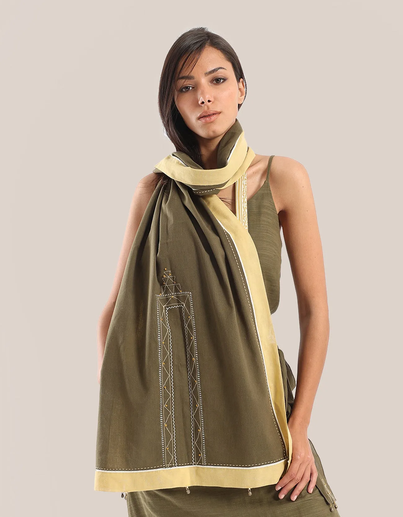 Scarf in cotton with contrast color trim around