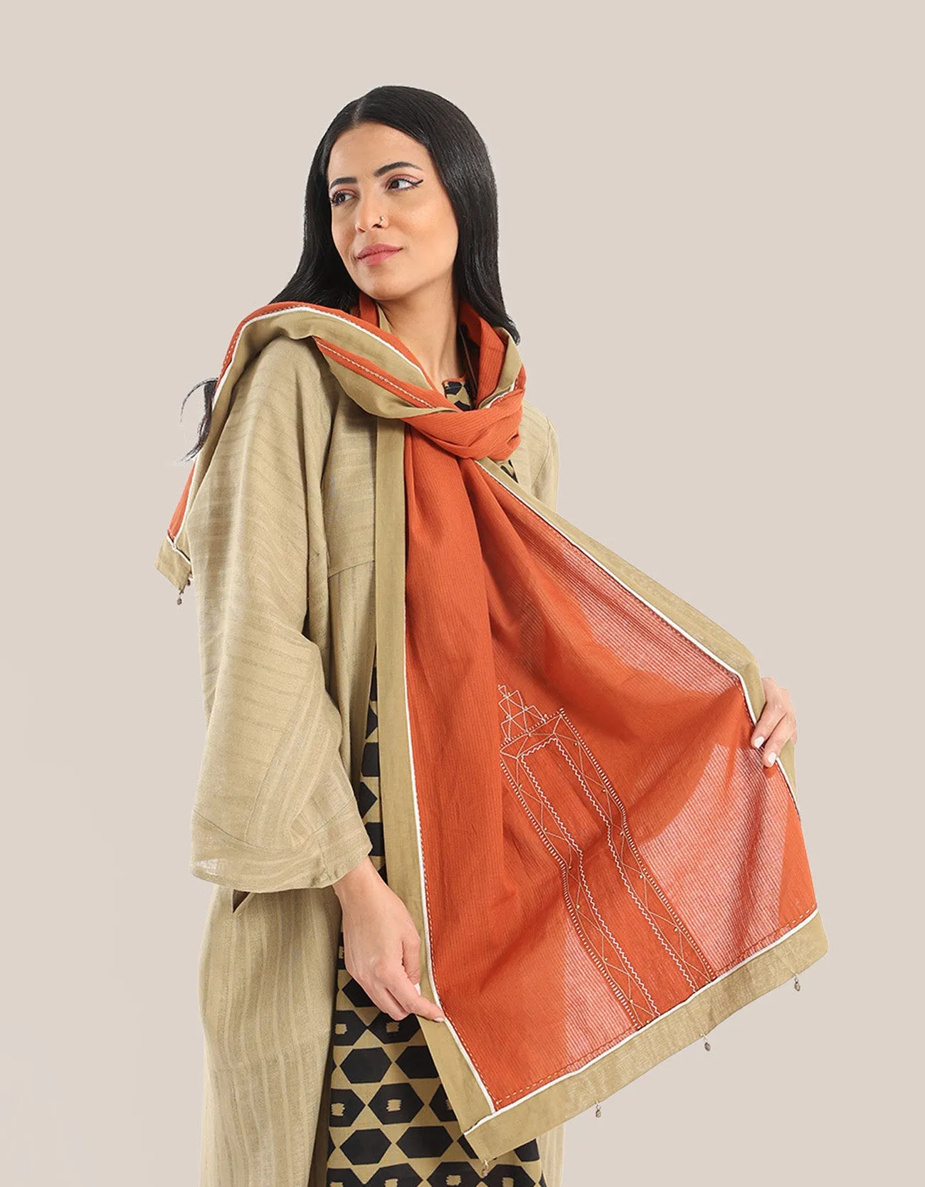 Scarf in cotton with contrast color trim around